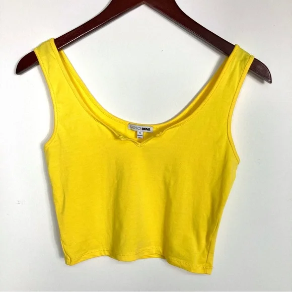 Bundle of 4 Crop Tops- 3 Tanks, 1 Tee- Size Small - Picture 10 of 16
